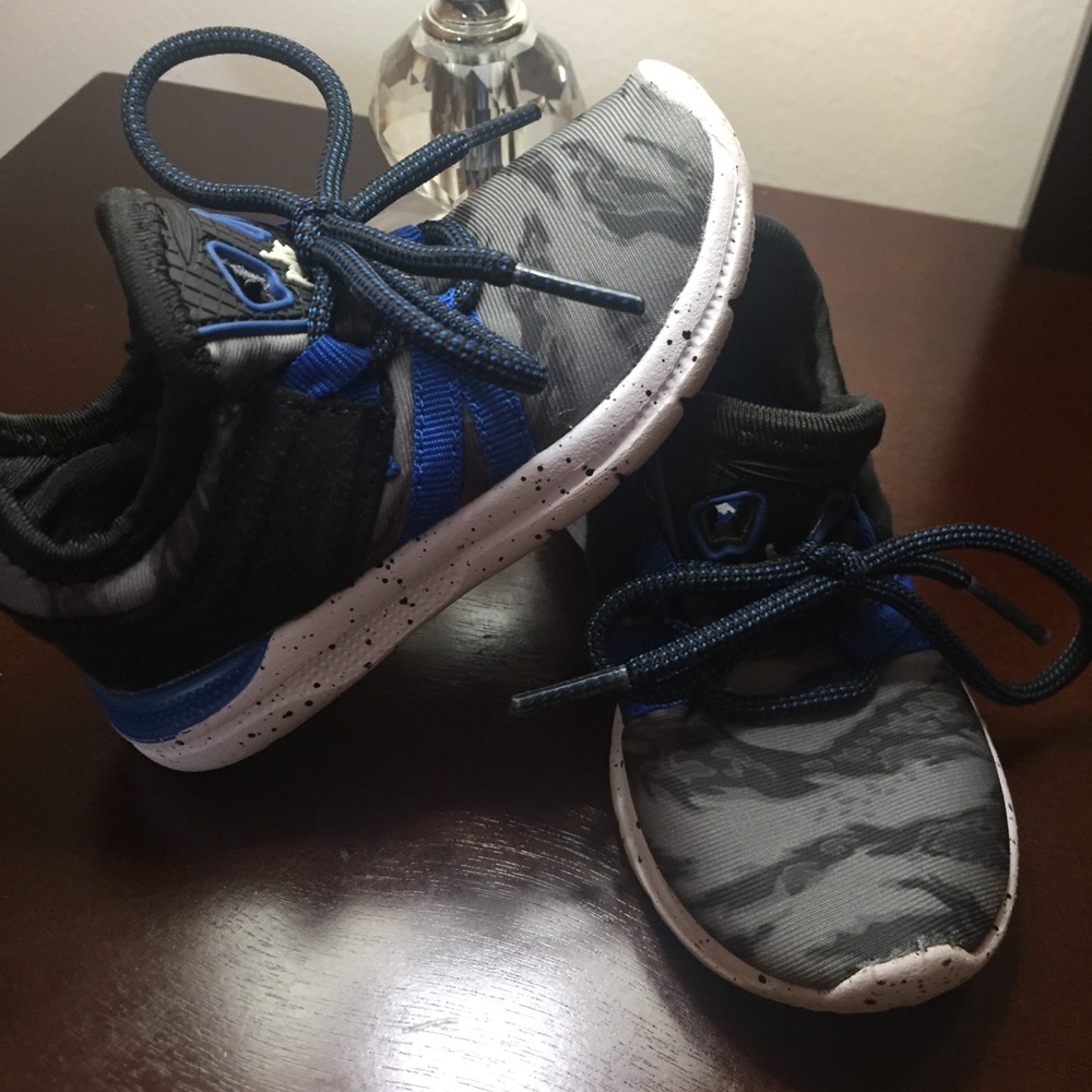 Boys tennis shoes
